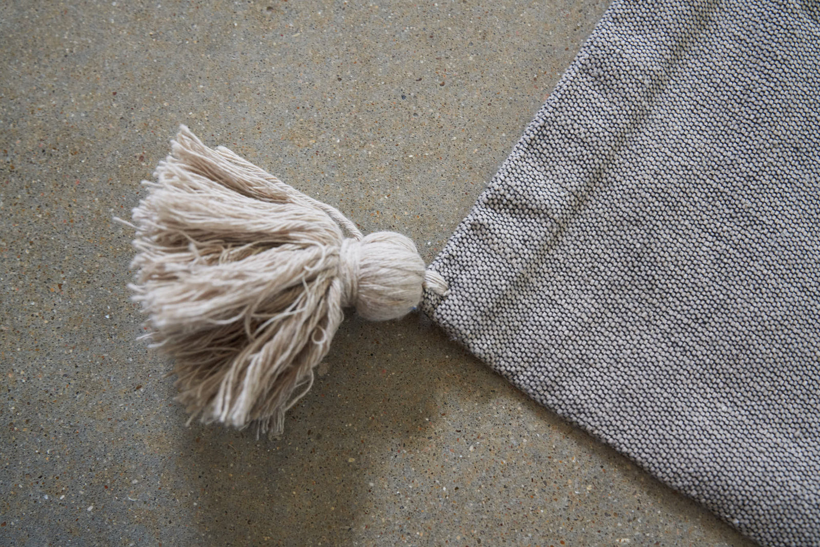 DarkGreyPillowtasseldetail_160